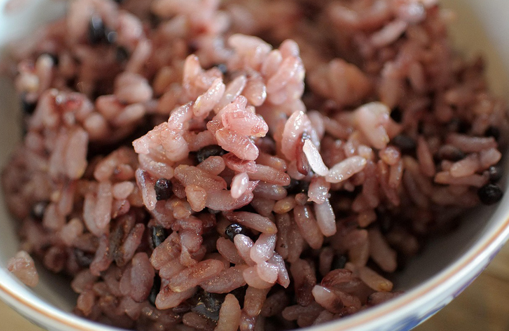 Eine Schüssel mit gekochtem Reis.