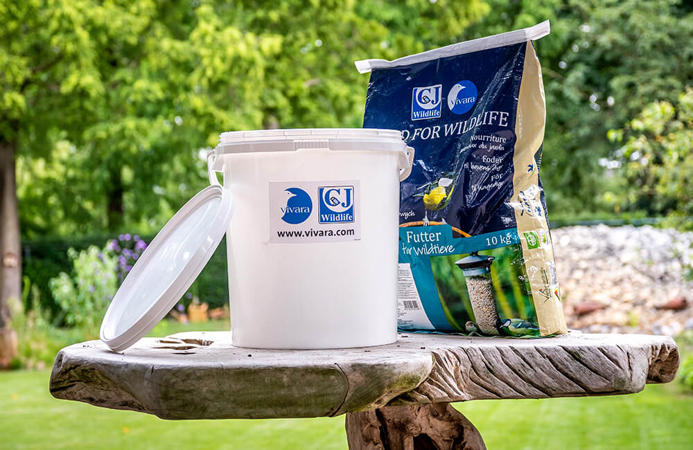 Vorratsbehälter neben einem großen Sack mit Saaten.